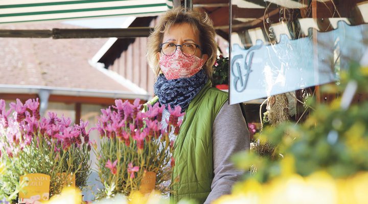 Die Storkower Blumenhändlerin Kordula Braack verkaufte ihre Waren vor dem Geschäft. Foto: Marcel Gäding
