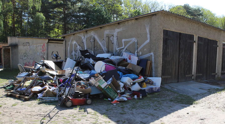 Gegen drei beschuldigte Personen wird nun ermittelt. Hinweise auf ihre Identität fanden sich in dem illegal abgelegten Müll nahe der Herweghstraße im Storkower Stadtgebiet. Foto: Marcel Gäding