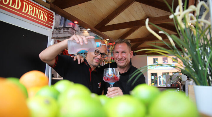 Barkeeper Norman und Bar-Chef Tom Voss in der „Bar Del Centro“ auf dem Marktplatz. Foto: Marcel Gäding