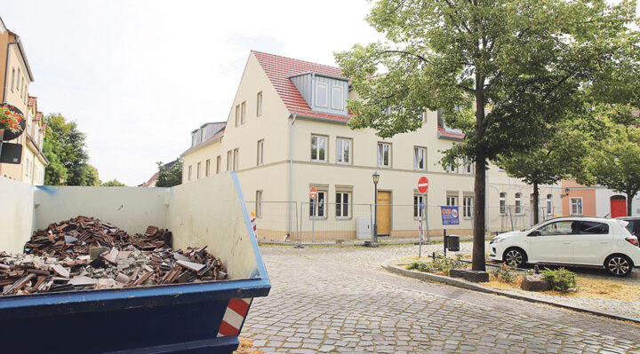 Architektonisch fügt sich der Neubau von Investor Rainer Opolka (Foto links) gut in die Gegend um den Marktplatz ein. Die Ruine des Helios-Geländes (kleines Foto) soll abgerissen werden. Fotos: Marcel Gäding