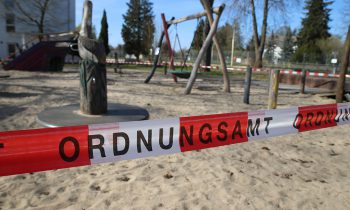 Gesperrter Spielplatz in der Altstadt von Storkow (Mark). Spiel- und Sportplätze dürfen auch weiterhin nicht genutzt werden. Foto: Marcel Gäding