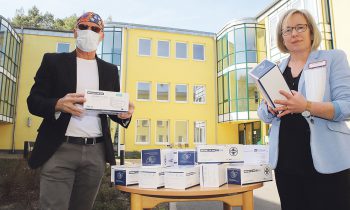 Der Unternehmer Rainer Opolka bei der Übergabe der Masken-Spende an Geschäftsführerin Ulla Mulalic. Foto: Marcel Gäding