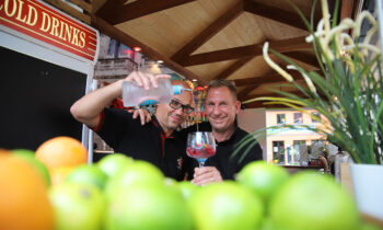 Barkeeper Norman und Bar-Chef Tom Voss in der „Bar Del Centro“ auf dem Marktplatz. Foto: Marcel Gäding