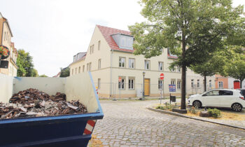 Architektonisch fügt sich der Neubau von Investor Rainer Opolka (Foto links) gut in die Gegend um den Marktplatz ein. Die Ruine des Helios-Geländes (kleines Foto) soll abgerissen werden. Fotos: Marcel Gäding