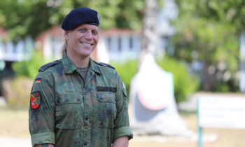 Oberstleutnant Anastasia Biefang übernahm im Oktober 2017 das Kommando über das Informationstechnikbataillon 381 der Bundeswehr in Storkow. Foto: Marcel Gäding