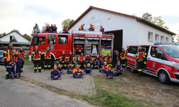 Antreten zum Gruppenfoto: die Freiwillige Feuerwehr Görsdorf im 90. Jahr ihres Bestehens. Personen, die keinen Abstand halten, sind verwandt. Foto: Marcel Gäding