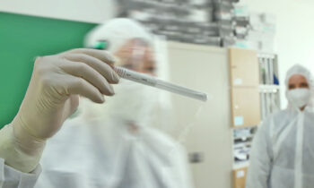 In sogenannten Testzentren werden Speichelproben genommen, die anschließend in Laboren untersucht werden. Foto: Marcel Gäding