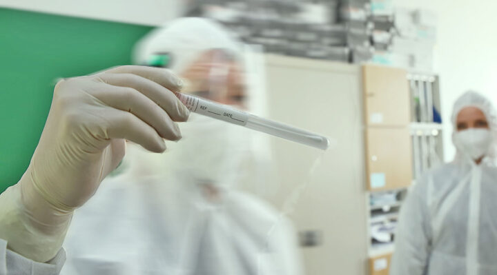 In sogenannten Testzentren werden Speichelproben genommen, die anschließend in Laboren untersucht werden. Foto: Marcel Gäding