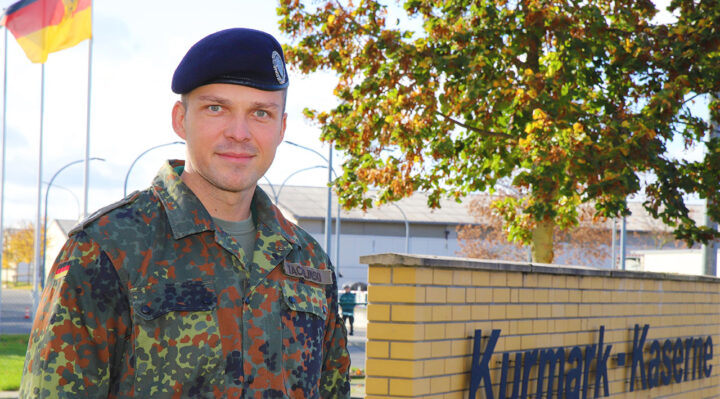 Oberstleutnant Marc Tachlinski, hier vor der Kurmark-Kaserne, ist der neue Kommandeur des Informationstechnikbataillon 381. Foto: Marcel Gäding