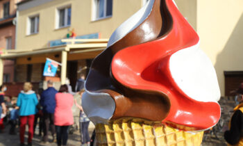 Warteschlange vor dem Außer-Haus-Verkauf des Altstadt-Café in Storkow (Mark). Foto: Marcel Gäding