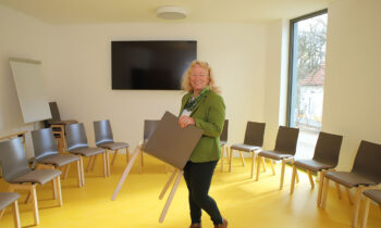 Barbara Hink in einem der größeren Seminarräume im Haus „Silberner Mond“. Foto: Marcel Gäding