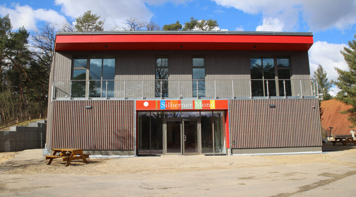 Beim Bau vom neuen Seminar- und Tagungszentrum kam viel Holz und Glas zum Einsatz. Foto: Marcel Gäding