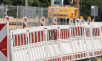 An dieses Bild müssen sich die Storkower mehrere Monate gewöhnen: Absperrung einer Straße wegen Bauarbeiten. Foto: Marcel Gäding