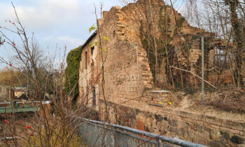 Blick auf die Reste des einstigen Getränkeherstellers „Helios“ in der Storkower Altstadt. Die historischen Mauern bleiben erhalten. Foto: Marcel Gäding
