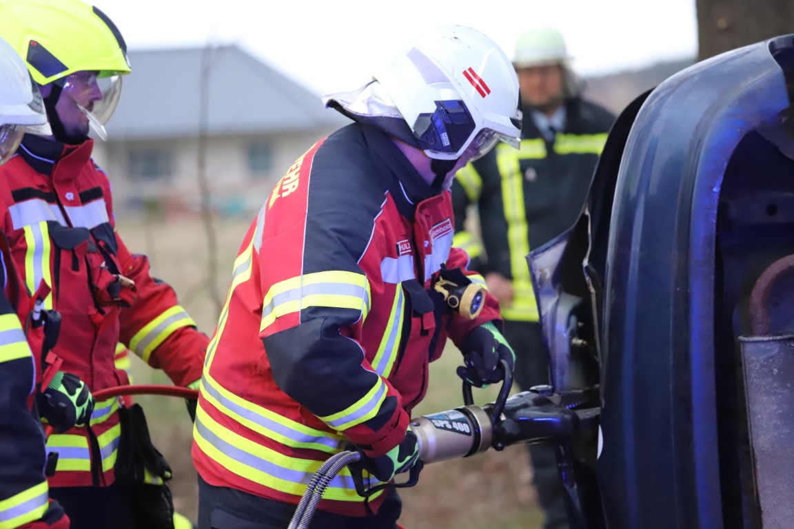 Mit einer hydraulisch betriebenen Schere verschafft sich ein Feuerwehrmann Zugang zum verunfallten Fahrzeug. Foto: Marcel Gäding