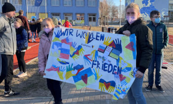 Schüler der Europaschule Storkow nutzten den Spendenlauf, um gegen den Krieg in der Ukraine zu protestieren. Foto: Stadt Storkow (Mark)