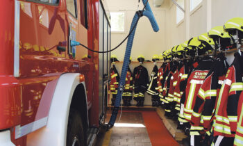 Bei der Görsdorfer Feuerwehr müssen sich die 9 Frauen und 20 Männer in der Fahrzeughalle umziehen. Ein Anbau soll nun Platz für eine separate Umkleide schaffen. Foto: Marcel Gäding