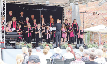 Mehr als 100 Menschen verfolgten das Jubiläumskonzert der Storkower Singgemeinschaft auf der Burg Storkow. Foto: Marcel Gäding