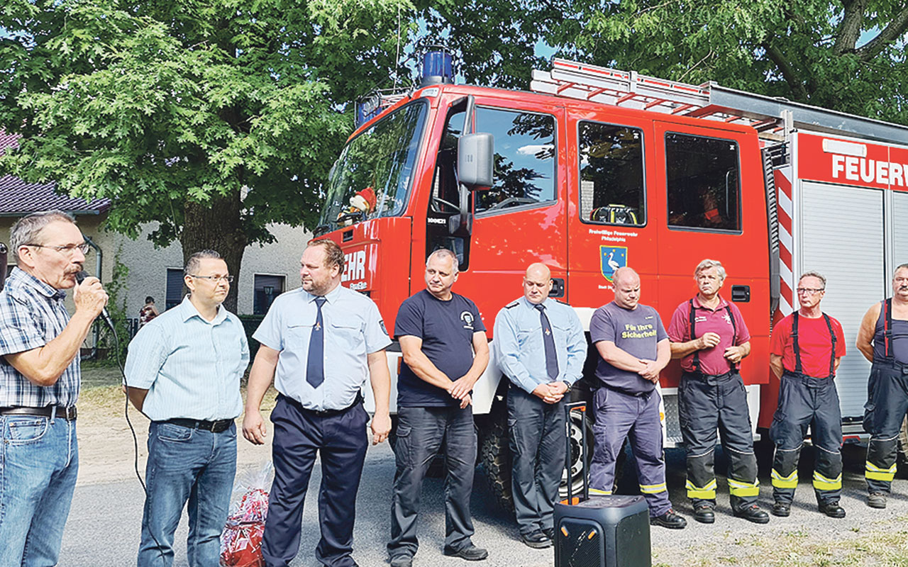 Übergabe des LF 10/6 an die Feuerwehr in Bugk. Foto: Marcel Gäding