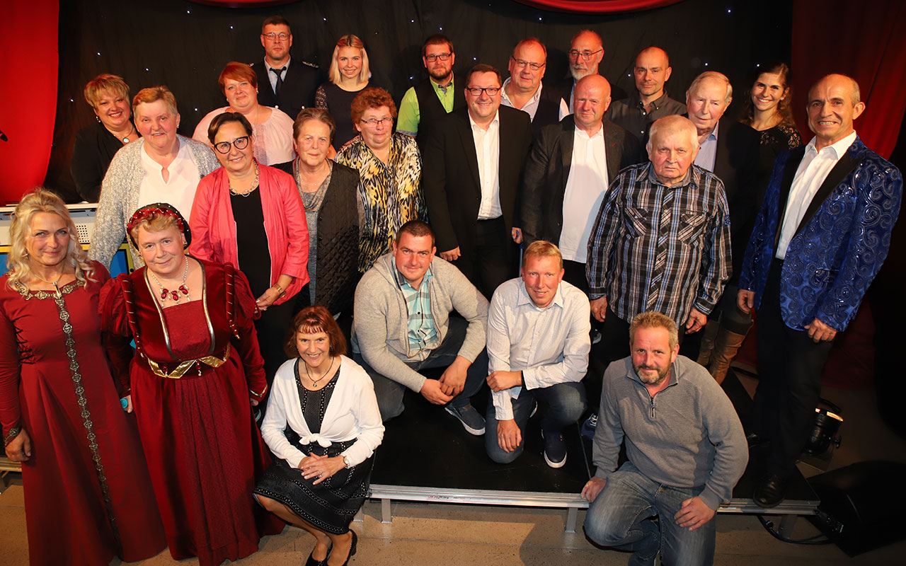 Gruppenfoto im Rahmen der Auszeichnungsveranstaltung auf der Burg. Zum Dank organisierte die Stadt einen unterhaltsamen Abend. Foto: M. Gäding