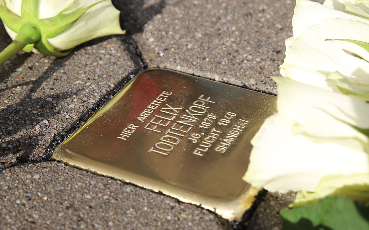 Weiße Rosen zum Gedenken: Der neu verlegte Stolperstein in der Altstadt von Storkow. Foto: Marcel Gäding