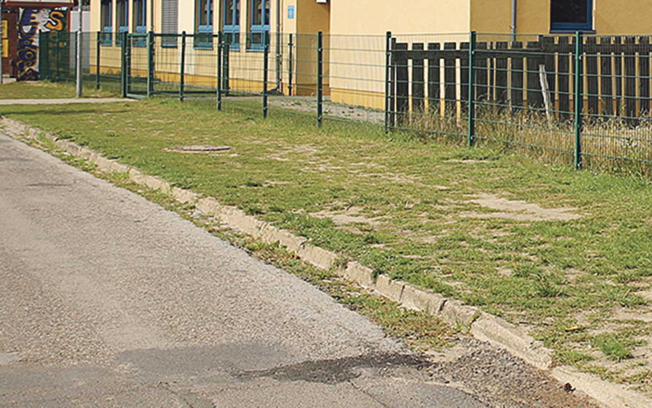 Schlaglochpiste an der Europaschule Storkow. Die Stadt will die Schäden auf der Theodor-Fontane-Straße beseitigen. Foto: Marcel Gäding