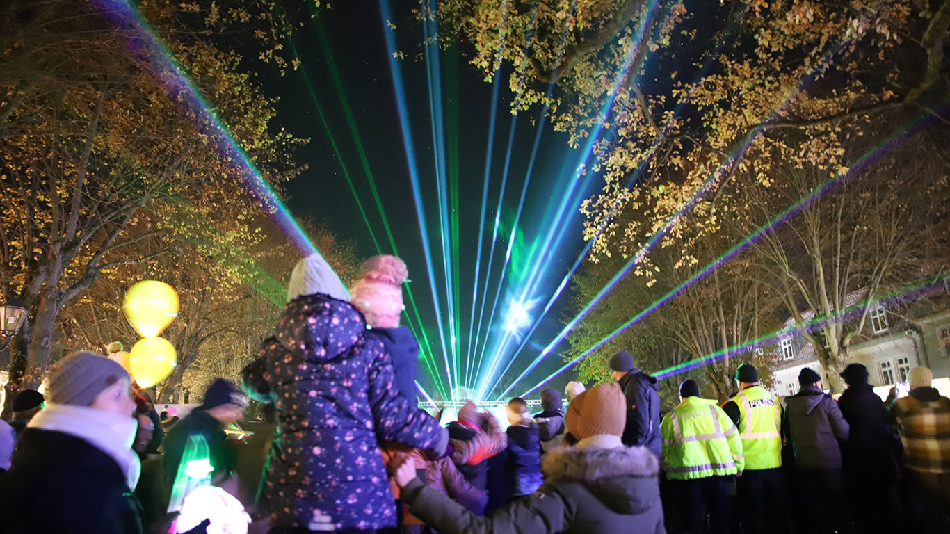 Vergangenes Jahr zog "Storkow leuchtet" rund 1000 Menschen auf den Marktplatz. Foto: Marcel Gäding