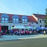 Nachbarn feiern neue Straßen