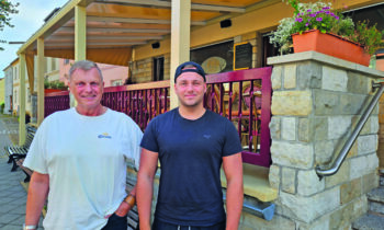 Rainer und Max (r.) Domichowski wollen den Familienbetrieb unbedingt erhalten - mit regionaler Qualität. Foto: dö