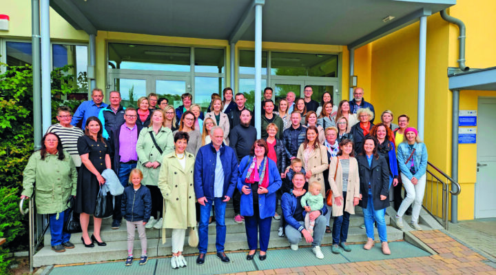 Gruppenfoto vor der Europaschule: die polnischen Abiturienten von einst mit ihren Gasteltern und Lehrern.