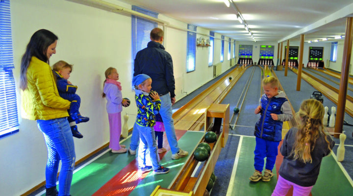 Schnupperkegeln auf der modernen Kegelbahn in der frisch sanierten Sport- und Freizeitanlage in Alt Stahnsdorf.