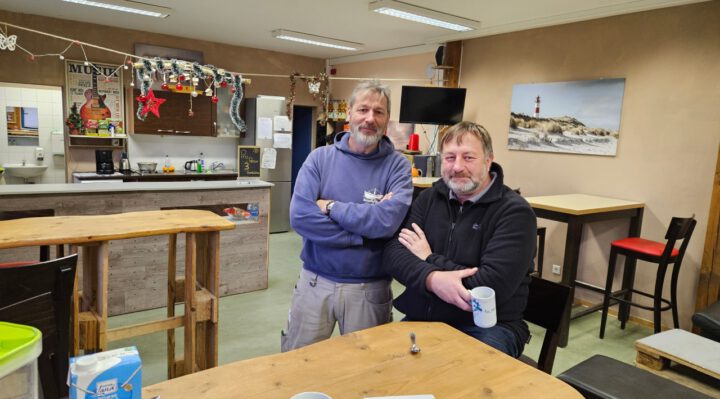 Christoph Jänisch (l.) und Ingo Wolf in der „Hafenbar“, dem Schülerafé in der Europaschule.