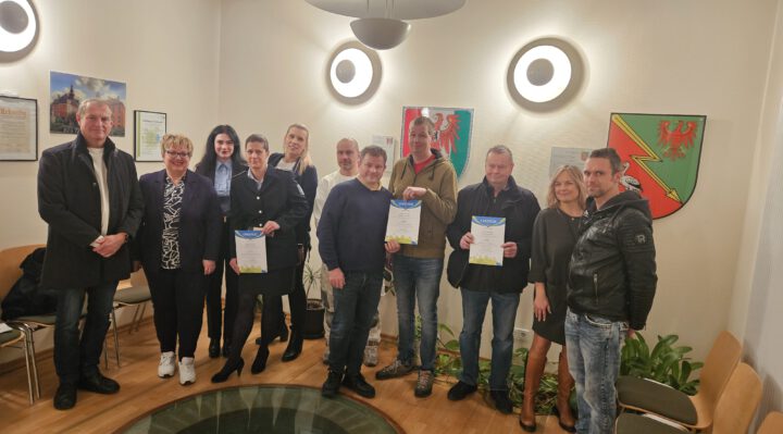 Gewinner des Bürgerbudgets und Rathaus-Mitarbeiter (v.r.): Lucas Habermann, Annika Voß, Bernd Witzke, Andreas Fank, Hendrik Baschin, Christian Schaar (für André Pfeiffer), Joana Götze, Nadine Gaß, Mia Thürling, Cornelia Schulze-Ludwig, Bert Hischemöller (Stadtverordneter).