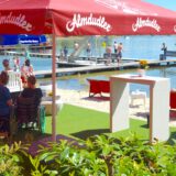 Vergnügen im Wasser, am Strand und für Gaumen