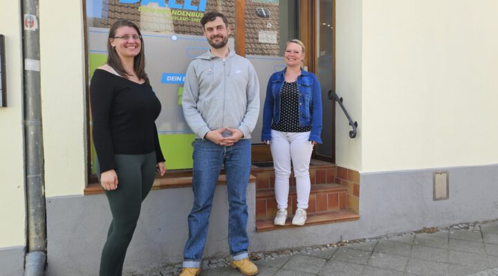 Eike Bader mit seinen Mitarbeiterinnen Maren Mittl und Jessica Jaeck in der Dalli-Zentrale in Storkow. Foto: Ziemer
