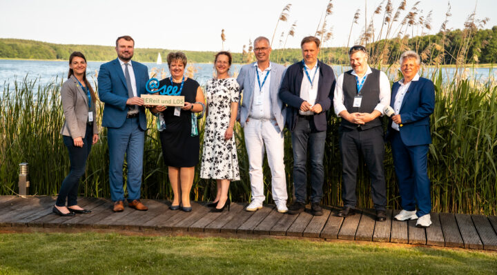 Die Mitglieder der @see-Region (v.l.): Julia Müller, Hauptamtsleiterin Gemeinde Grünheide (Mark); Wirtschaftsminister Daniel Keller; Cornelia Schulze-Ludwig, Bürgermeisterin Stadt Storkow (Mark); Franziska Seifert, OWF GmbH/Regionalmanagement @see; Christian Riecke, Amtsdirektor Amt Scharmützelsee; Landrat Frank Steffen; Dirk Meyer, Amtsdirektor Amt Odervorland; Moderator Guido Hermann.Foto: @see