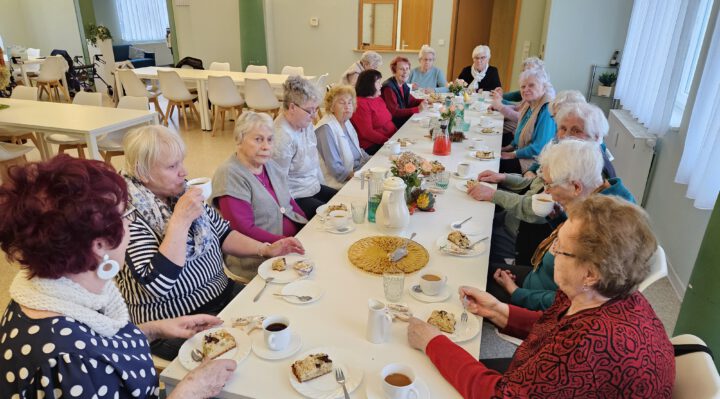 Die Senioren kommen immer dienstags an der Kaffeetafel im Mehrgenerationenhaus Storkow am Markt zusammen. Foto: Ziemer