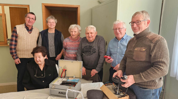 Einmal im Monat öffnen Freiwillige das Storkower Repair-Café im Haus der Begegung. Reparieren, kürzen, ändern – und nicht gleich immer alles wegwerfen, ist ihr Credo, das so althergebracht wie modern ist. Weitere Mitstreiter werden gesucht, besonders im Bereich Computer. Foto: Ziemer