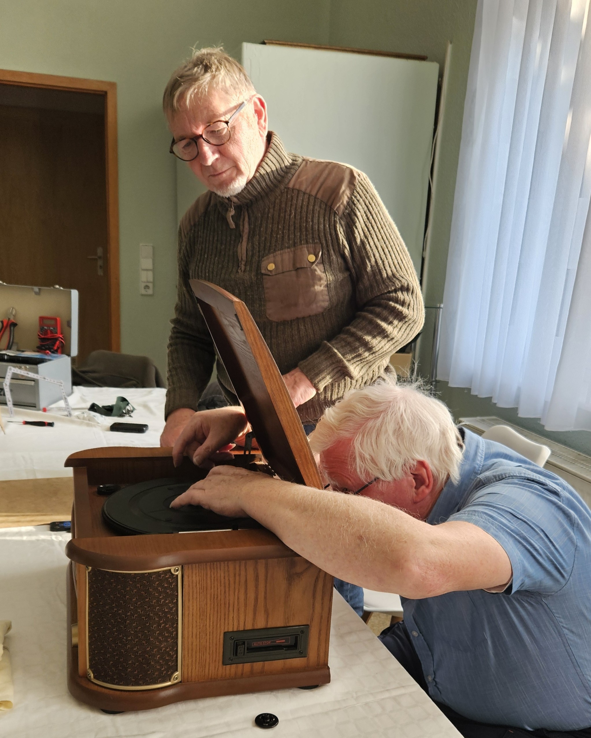 Defekter Keilriemen beim schmucken Holzradio: Da lässt sich doch was machen, analysieren die Reparateure. Foto: Ziemer