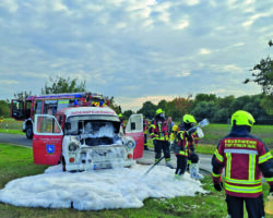 Jugendwehr verliert Auto bei Brand