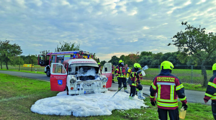 Das Fahrzeug der Jugendwehr Groß Schauen brannte vollständig aus. Foto: Andreas Fank