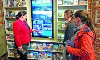 Wohin in Storkow? An der digitalen Info-Stele lässt sich das besonders gut zeigen. Foto: Ziemer