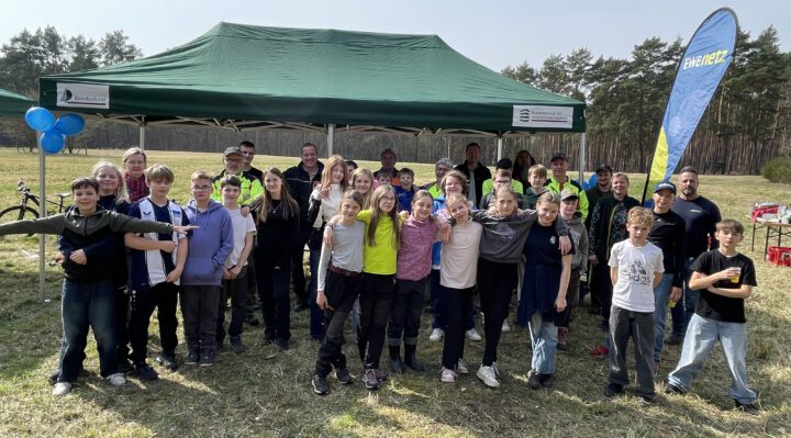 Gemeinsame Baumpflanzaktion von EWE NETZ, Europaschule Storkow und dem Bundesforstbetrieb Havel-Oder-Spree. Foto: Jan Münch / EWE NETZ