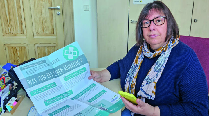 Als Medienpädagogin begleitet Sabine Schmelz Jugendliche in Storkow dabei, ihr Handy und digitale Angebot reflektiert zu nutzen. Für Eltern gibt es Informations- und Beratungsangebote. Foto: Ziemer