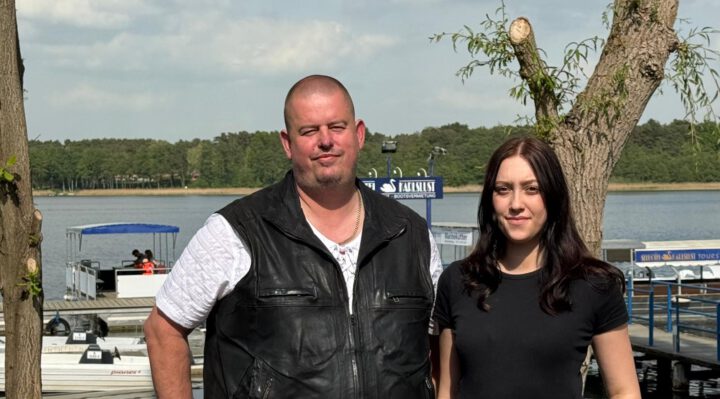 Bildet seinen Nachwuchs selbst aus: Marco Strauß, Chef des Seehotels Karlslust, und Mitarbeiterin Lea-Marie Koch im Biergarten vor dem malerischen Storkower See. Foto: Pr