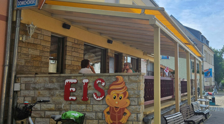 Das Altsdtadtcafé Domichowski ist ein beliebter Treff in der City. Foto: Ziemer